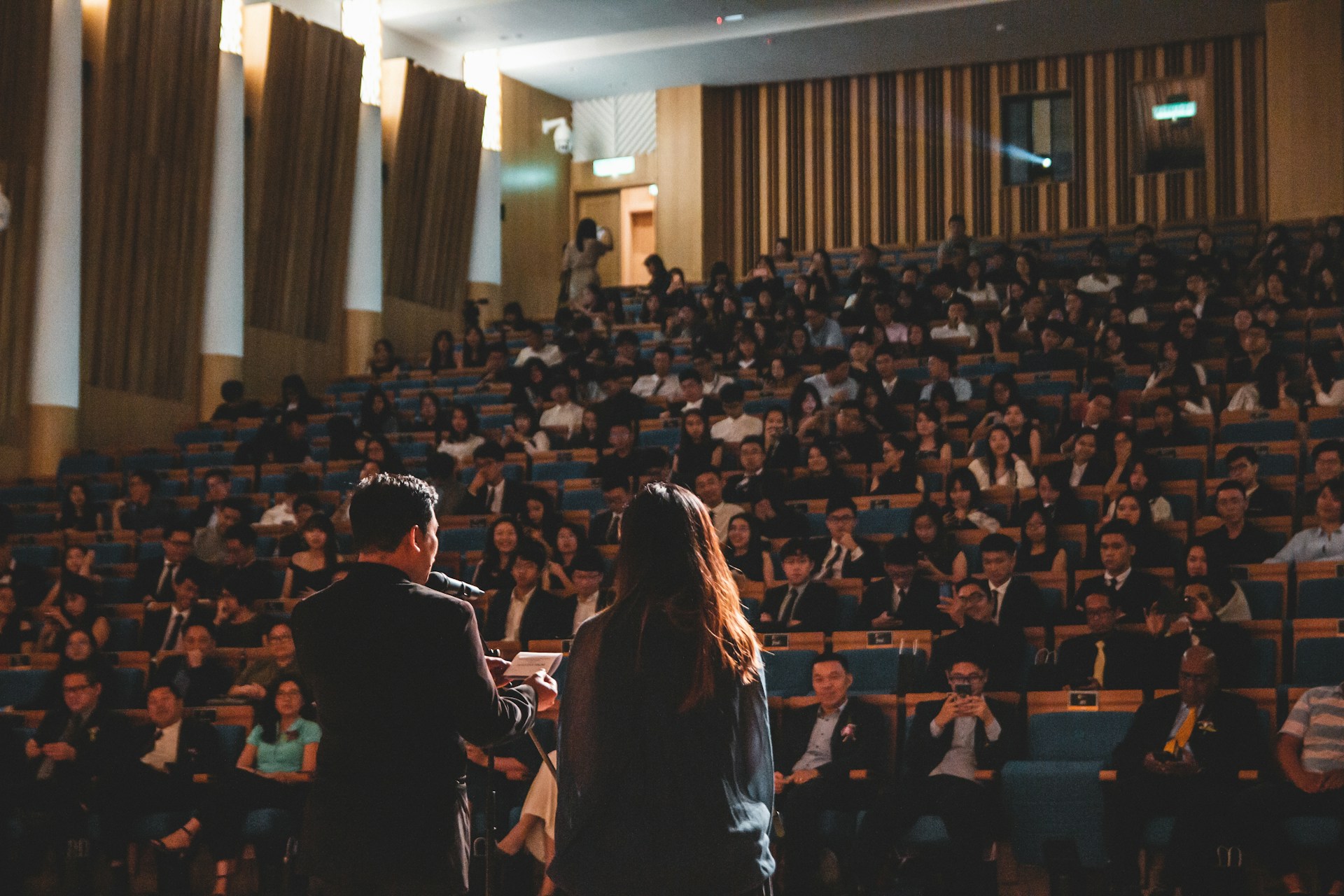 Participants engagés lors d'une conférence francophone